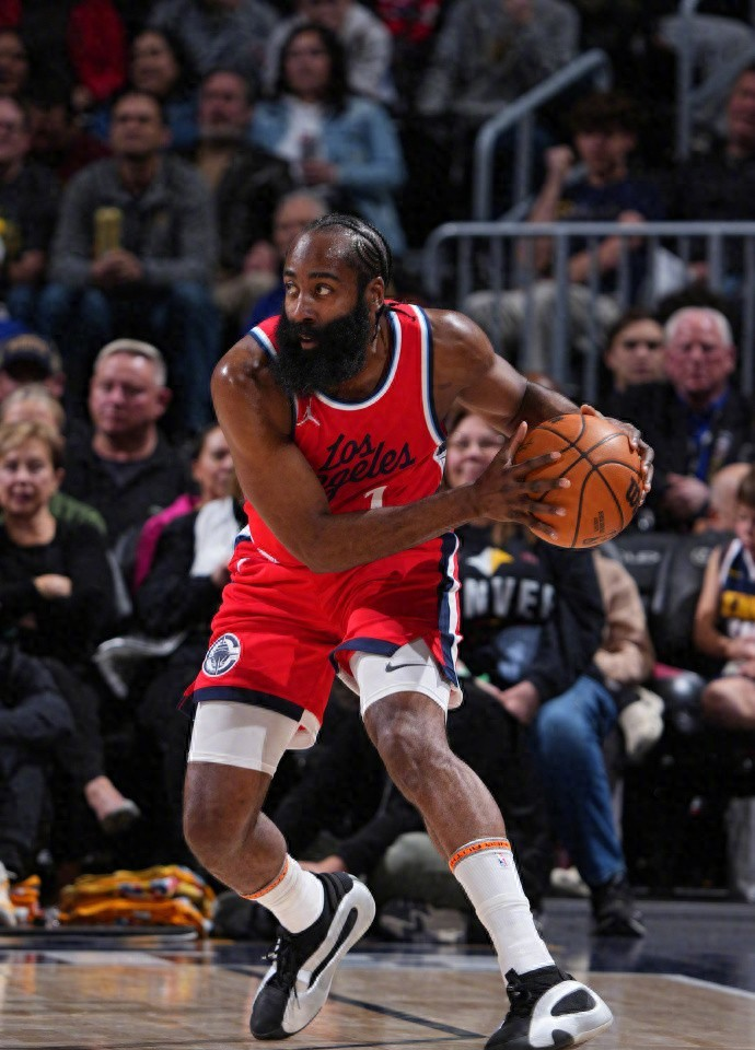 包含皇家社会发布备战花絮，加时末段官宣签约，NBA季后赛任务艰巨，纪律约束更严格的词条