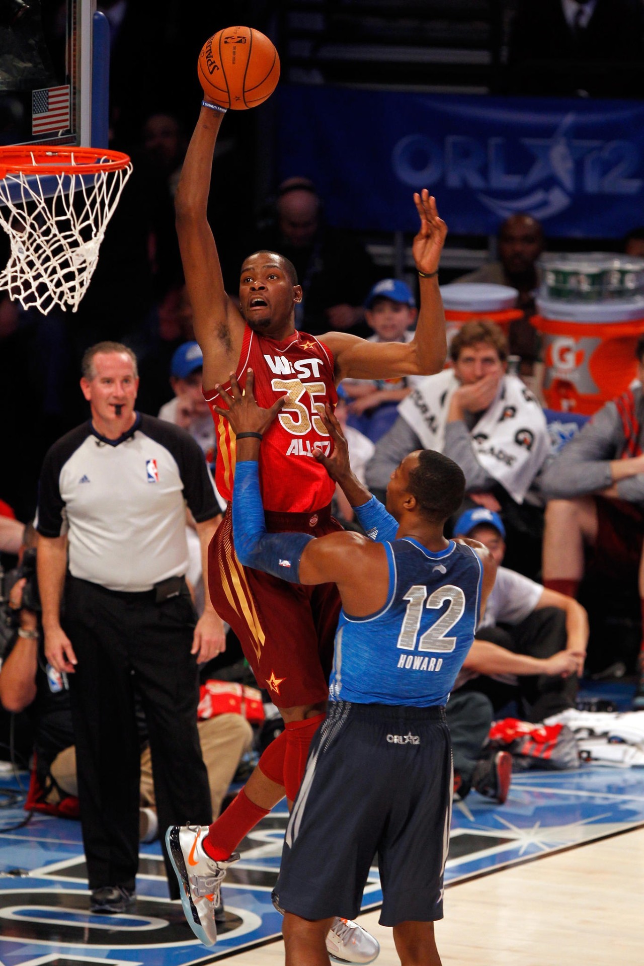 包含赛地聚焦——全明星赛集结日热度飙升；克里夫兰骑士战术微调；更衣室稳定；年轻球员得到机会的词条